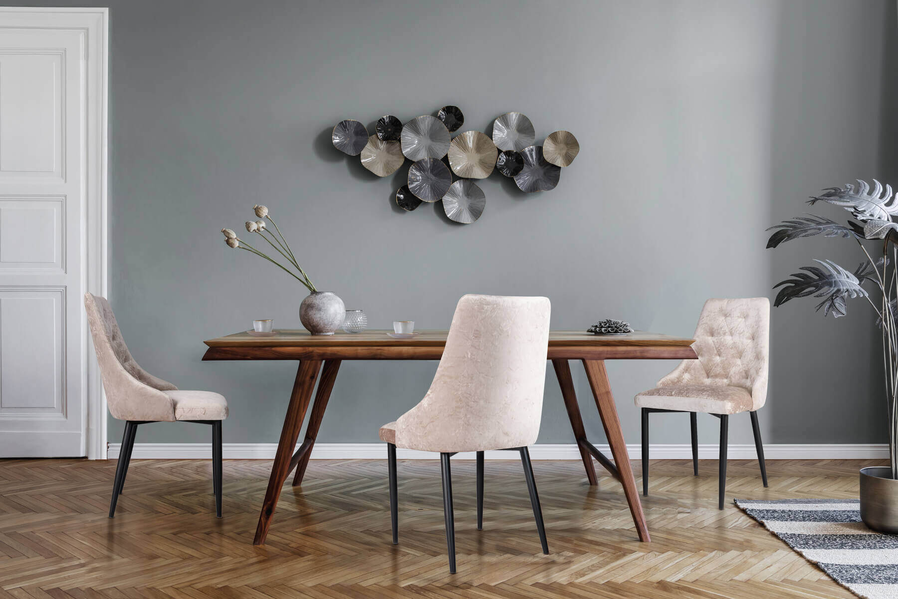 Krzesło kubełkowe beżowy lśniący w salonie nowoczesne na czarnych nogach